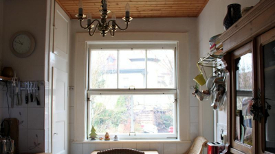 Die Wohnküche mit großem Fenster zum Garten Die Wohnküche mit großem Fenster zum Garten