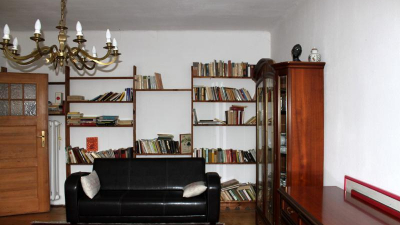 Die Bibliothek im Obergeschoss Die Bibliothek im Obergeschoss