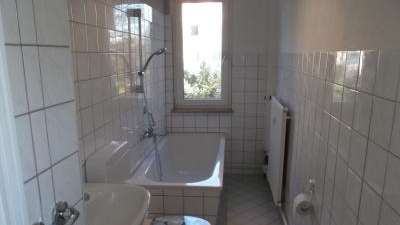 Badezimmer mit Badewanne und Dusche Badezimmer mit Badewanne und Dusche