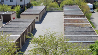 Vor der eigenen Garage, das Auto immer im Blick Vor der eigenen Garage, das Auto immer im Blick