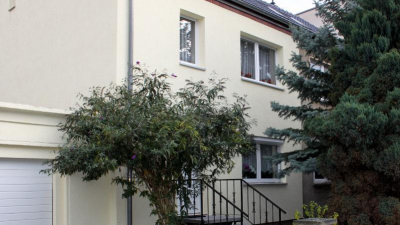 Angeboten wird eine zweigeschossige Doppelhaushälfte Angeboten wird eine zweigeschossige Doppelhaushälfte