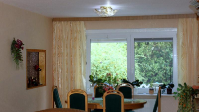 Im Erdgeschoss dominieren der Wohn- Essbereich Im Erdgeschoss dominieren der Wohn- Essbereich