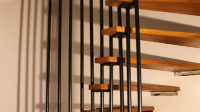 Alle Decken und Wände der Wohnräume sind mit einfarbigem Leimfarbenanstrich gestaltet. Alle Decken und Wände der Wohnräume sind mit einfarbigem Leimfarbenanstrich gestaltet.