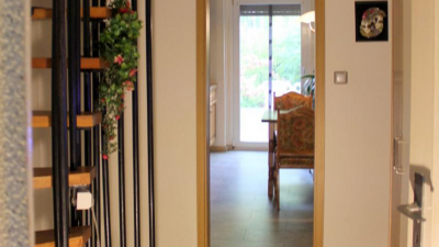 5 Zimmer sind großzügig verteilt auf 3 Etagen. 5 Zimmer sind großzügig verteilt auf 3 Etagen.