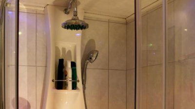 Im Untergeschoss befinden sich neben Hobby- und Heizungsraum ein Duschbad Im Untergeschoss befinden sich neben Hobby- und Heizungsraum ein Duschbad