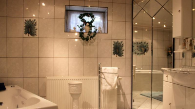 ... und ein wellnesstempelgleiches Wannenbad. ... und ein wellnesstempelgleiches Wannenbad.