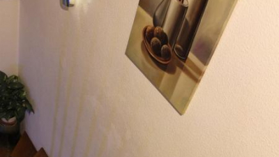 Holztreppen führen vom Keller bis zum Dachgeschoss. Holztreppen führen vom Keller bis zum Dachgeschoss.