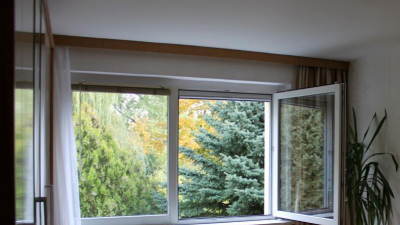 Das große Schlafzimmer im Obergeschoss ist nach Osten und Süden ausgerichtet. Das große Schlafzimmer im Obergeschoss ist nach Osten und Süden ausgerichtet.