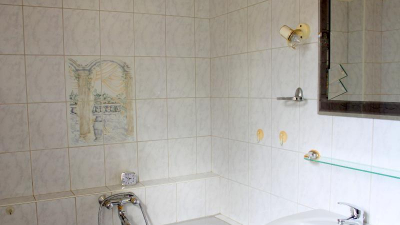 Das Bad im Obergeschoss ist mit Badewanne und WC ausgestattet. Das Bad im Obergeschoss ist mit Badewanne und WC ausgestattet.