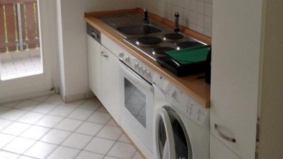 eine Küche mit einem Balkon, eine Küche mit einem Balkon,