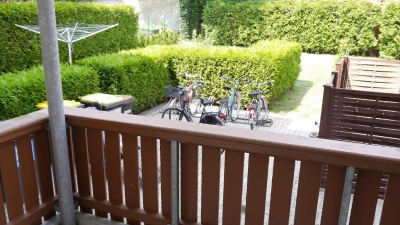 und einen attraktiven Blick vom Balkon auf einen grünen Innenhof. und einen attraktiven Blick vom Balkon auf einen grünen Innenhof.