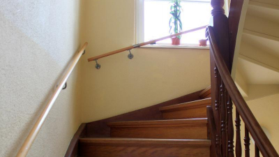 sowie einen Abstellraum und ein Badezimmer mit Badewanne. sowie einen Abstellraum und ein Badezimmer mit Badewanne.