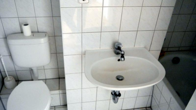 und verfügt über ein innenliegendes Badezimmer mit Badewanne. und verfügt über ein innenliegendes Badezimmer mit Badewanne.