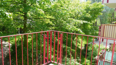 Über das großzügige Wohnzimmer gelangt man auf einen Über das großzügige Wohnzimmer gelangt man auf einen