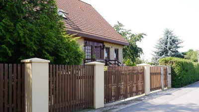 Angeboten wird ein freistehendes Zweifamilienhaus Angeboten wird ein freistehendes Zweifamilienhaus