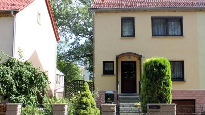 in offener Bauweise mit zwei Nachbarhäusern in offener Bauweise mit zwei Nachbarhäusern