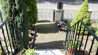 und seitlich von Nachbargrundstücken umgeben. und seitlich von Nachbargrundstücken umgeben.