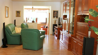 6 Zimmer sind großzügig verteilt auf 3 Etagen. 6 Zimmer sind großzügig verteilt auf 3 Etagen.