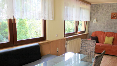 Entlang der gesamten Rückfront des Hauses Entlang der gesamten Rückfront des Hauses