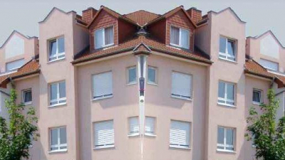 In dem Wohnhaus (Abb. 7+9) sind über vier Geschosse nebst In dem Wohnhaus (Abb. 7+9) sind über vier Geschosse nebst