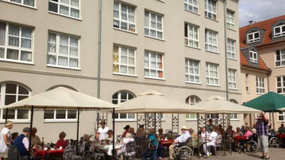 Auf den gemütlichen Sitzgelegenheiten im Hof findet sich bei schönem Wetter die Möglichkeit, Auf den gemütlichen Sitzgelegenheiten im Hof findet sich bei schönem Wetter die Möglichkeit,