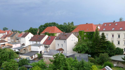 Ein großes Haus im Grünen mit Garage und Nebengelass. Ein großes Haus im Grünen mit Garage und Nebengelass.