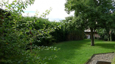 mit Garage auf einem ca. 500 m² großen Grundstück. mit Garage auf einem ca. 500 m² großen Grundstück.