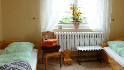 wo sich zwei helle Schlafzimmer sowie ein Hauswirtschaftsraum wo sich zwei helle Schlafzimmer sowie ein Hauswirtschaftsraum