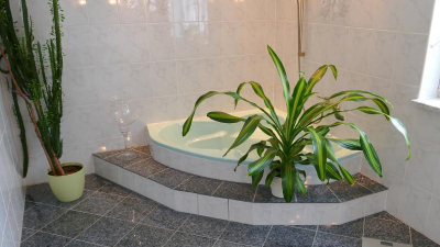 mit extrabreiter, luxuriöser Eckbadewanne finden. mit extrabreiter, luxuriöser Eckbadewanne finden.