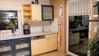 mit Satteldach und großem Erker, mit Satteldach und großem Erker,