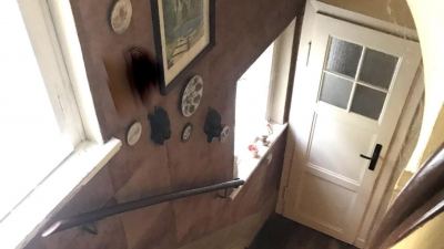 in einer verkehrsberuhigten Seitenstraße. in einer verkehrsberuhigten Seitenstraße.