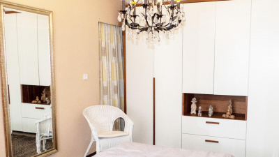 oder ob Sie mit dem Hund Ball spielen. oder ob Sie mit dem Hund Ball spielen.