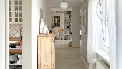 und einem gemütlichen Lesezimmer und einem gemütlichen Lesezimmer