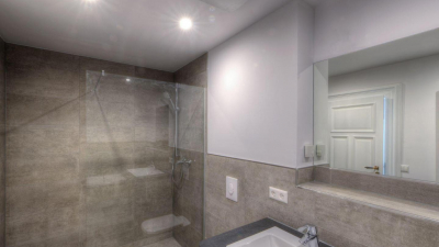 und nach zeitgemäßen Maßstäben modernisiert. und nach zeitgemäßen Maßstäben modernisiert.