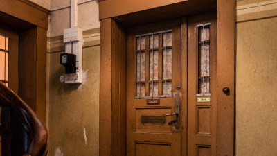 Das Mietshaus steht unter Das Mietshaus steht unter