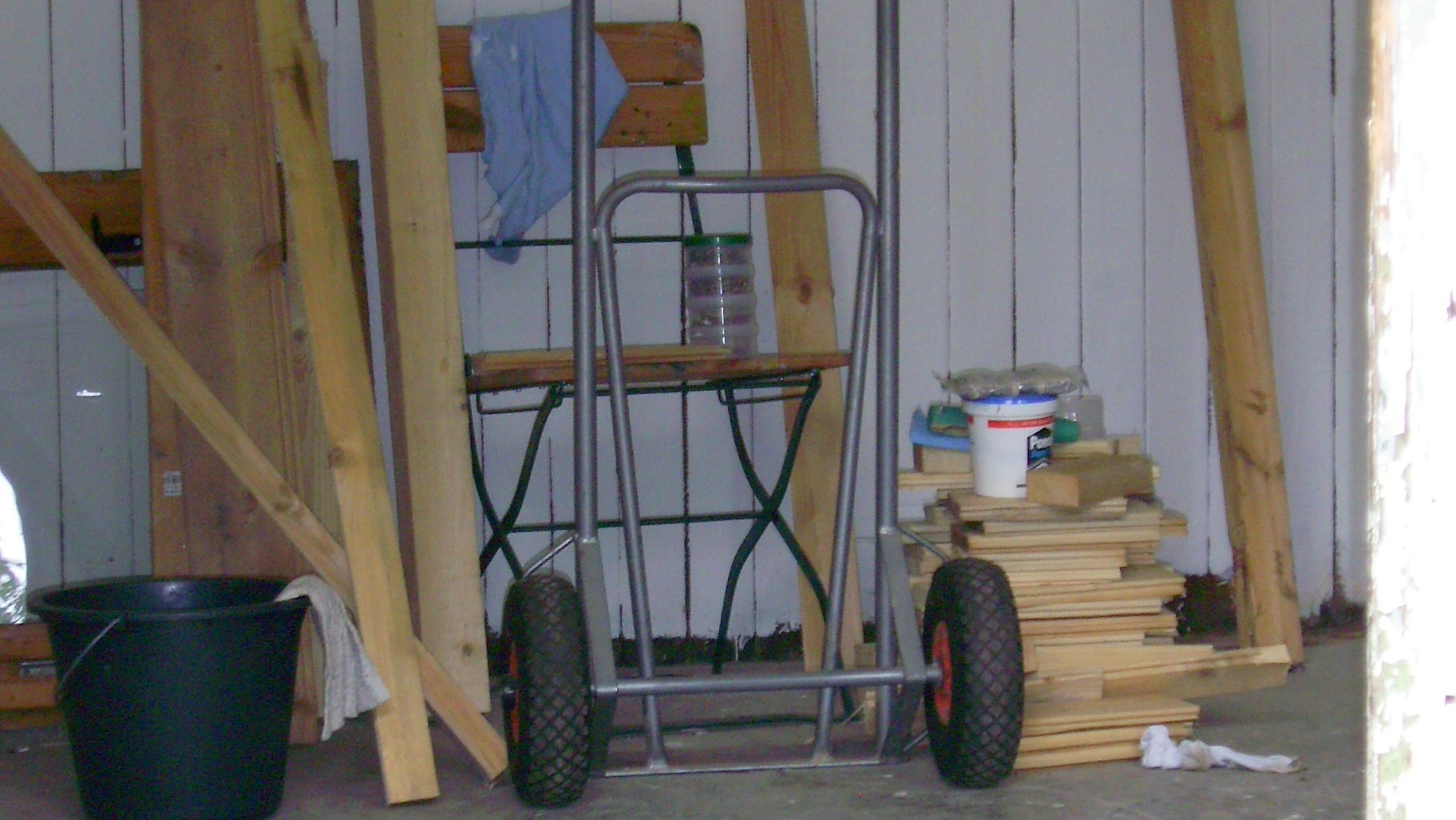 Der Stromanschluss am Grundstück wurde neu verlegt- Der Stromanschluss am Grundstück wurde neu verlegt-