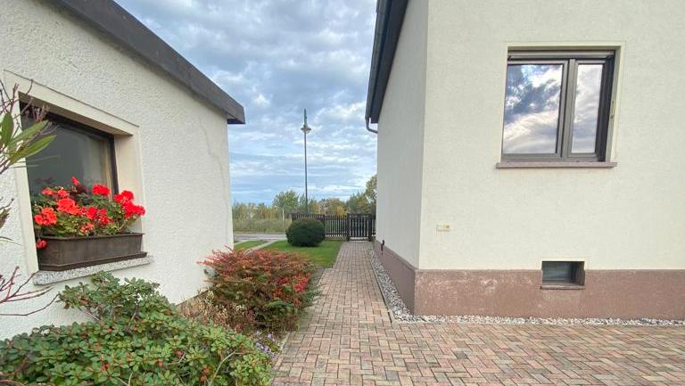 ... Großes freistehendes Einfamilienwohnhaus mit Garage ... Großes freistehendes Einfamilienwohnhaus mit Garage