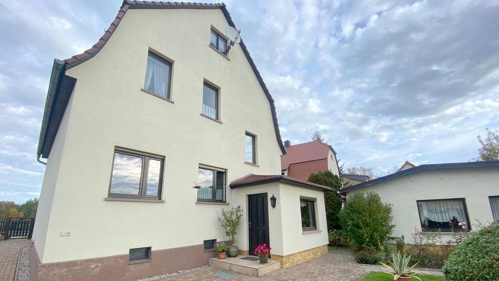 freistehendes, dreigeschossiges Wohnhaus freistehendes, dreigeschossiges Wohnhaus