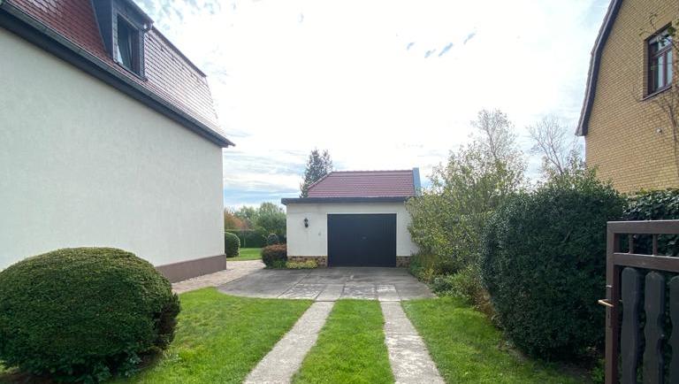 Es liegt an befestigter Straße inmitten Es liegt an befestigter Straße inmitten