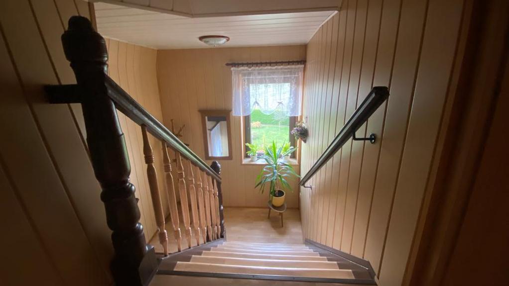 an das öffentliche Verkehrsnetz. an das öffentliche Verkehrsnetz.