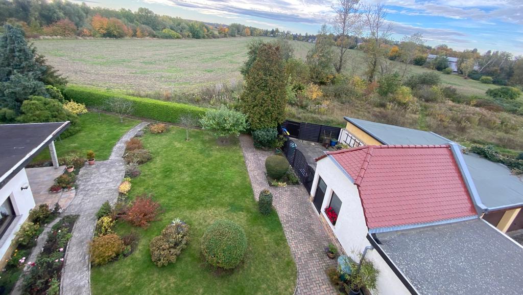 und verfügt über mehrere Nebengelasse und verfügt über mehrere Nebengelasse