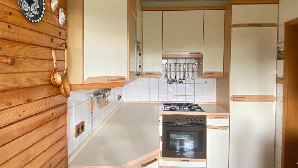 einer Garage und eines kleinen Bungalows, einer Garage und eines kleinen Bungalows,