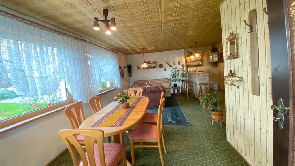 und voll unterkellert. und voll unterkellert.