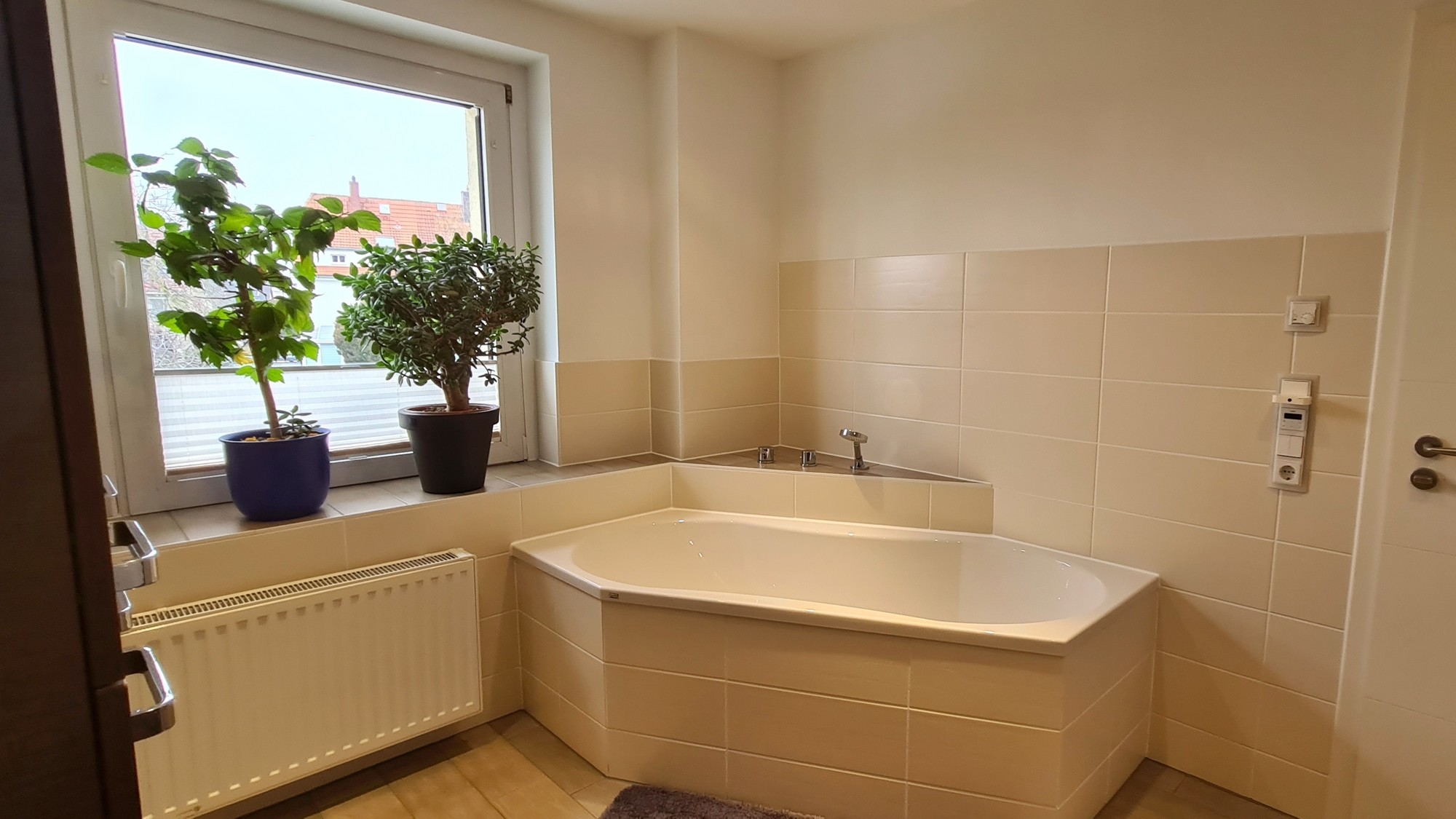 Die Garage ist hausseitig begehbar. Die Garage ist hausseitig begehbar.