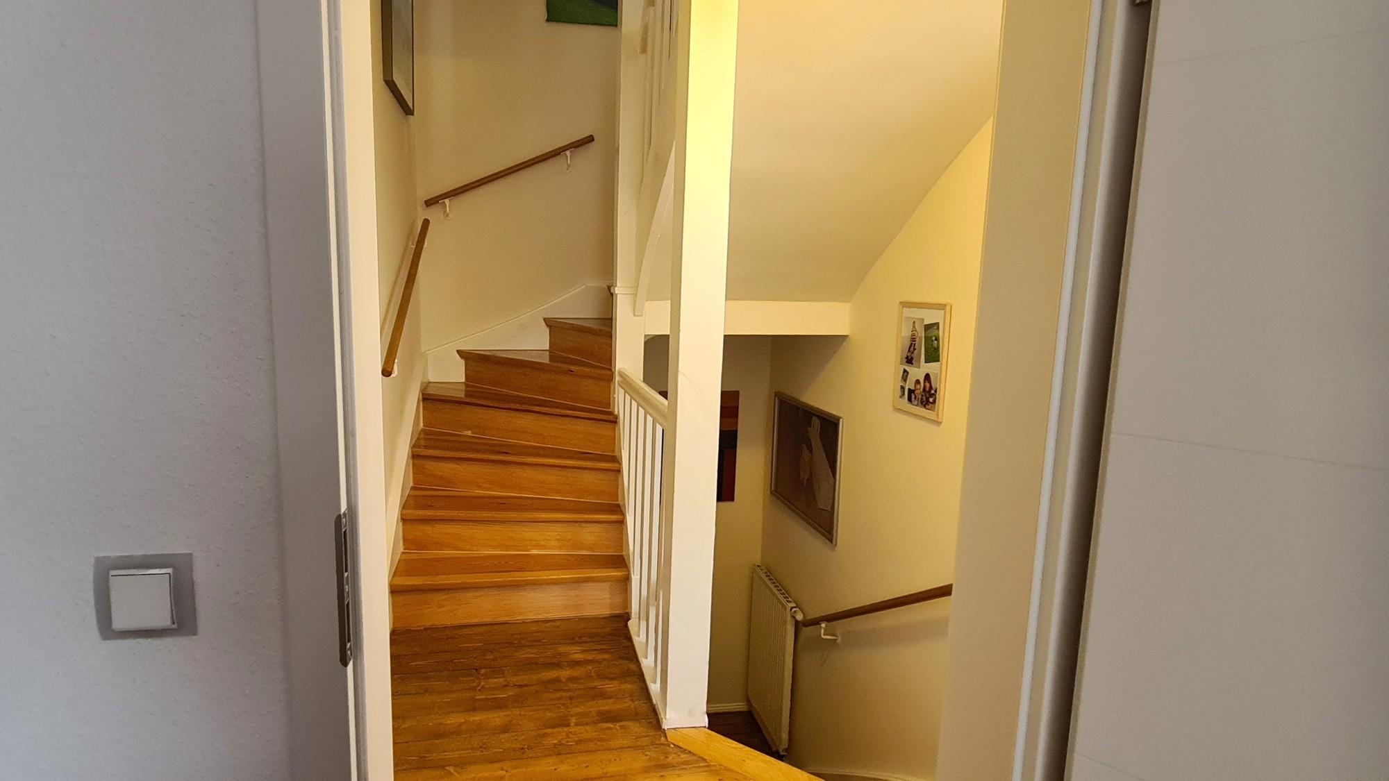 Entlang der Rückfront des Hauses Entlang der Rückfront des Hauses