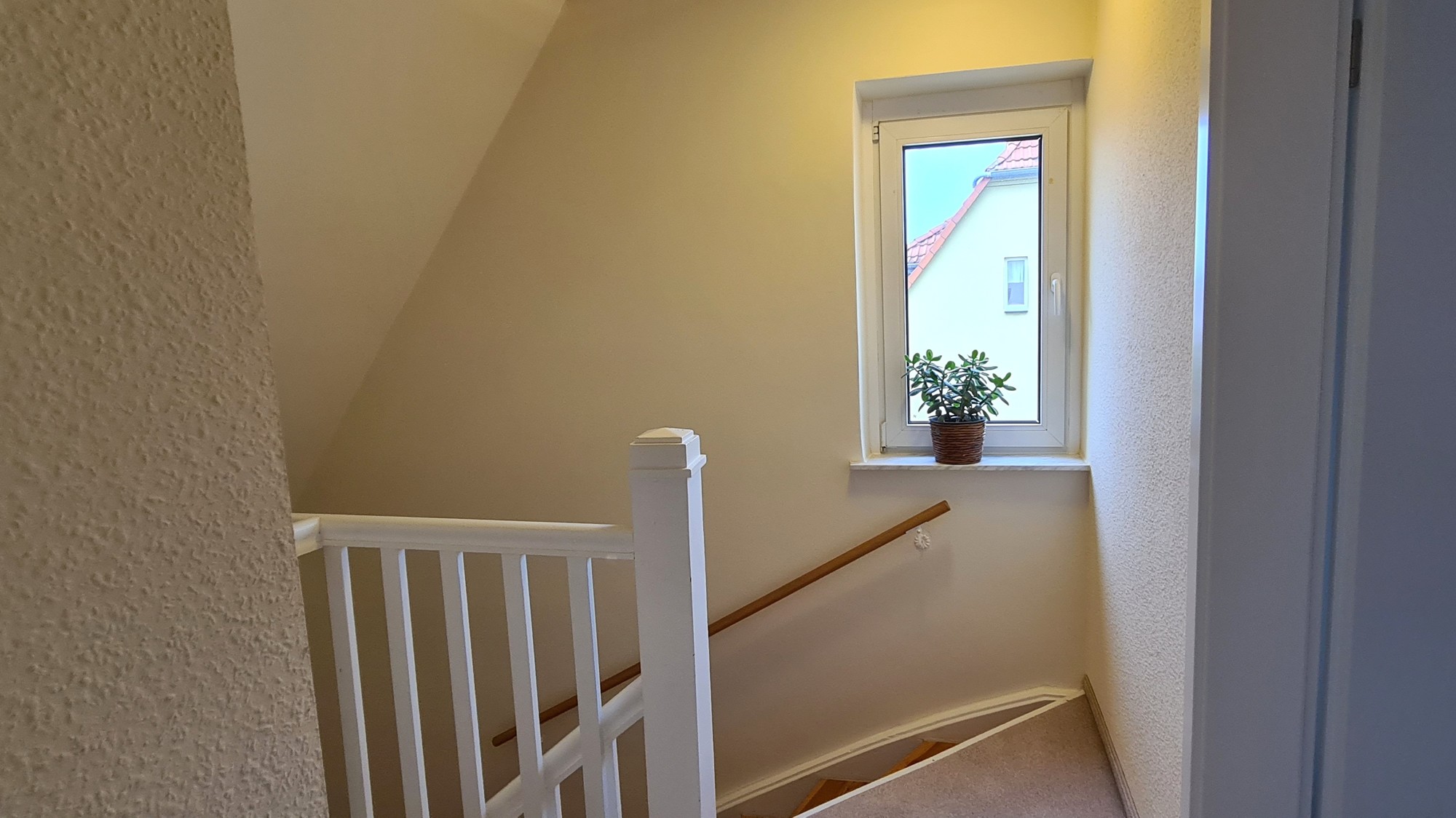 erstreckt sich eine große Terrasse, erstreckt sich eine große Terrasse,