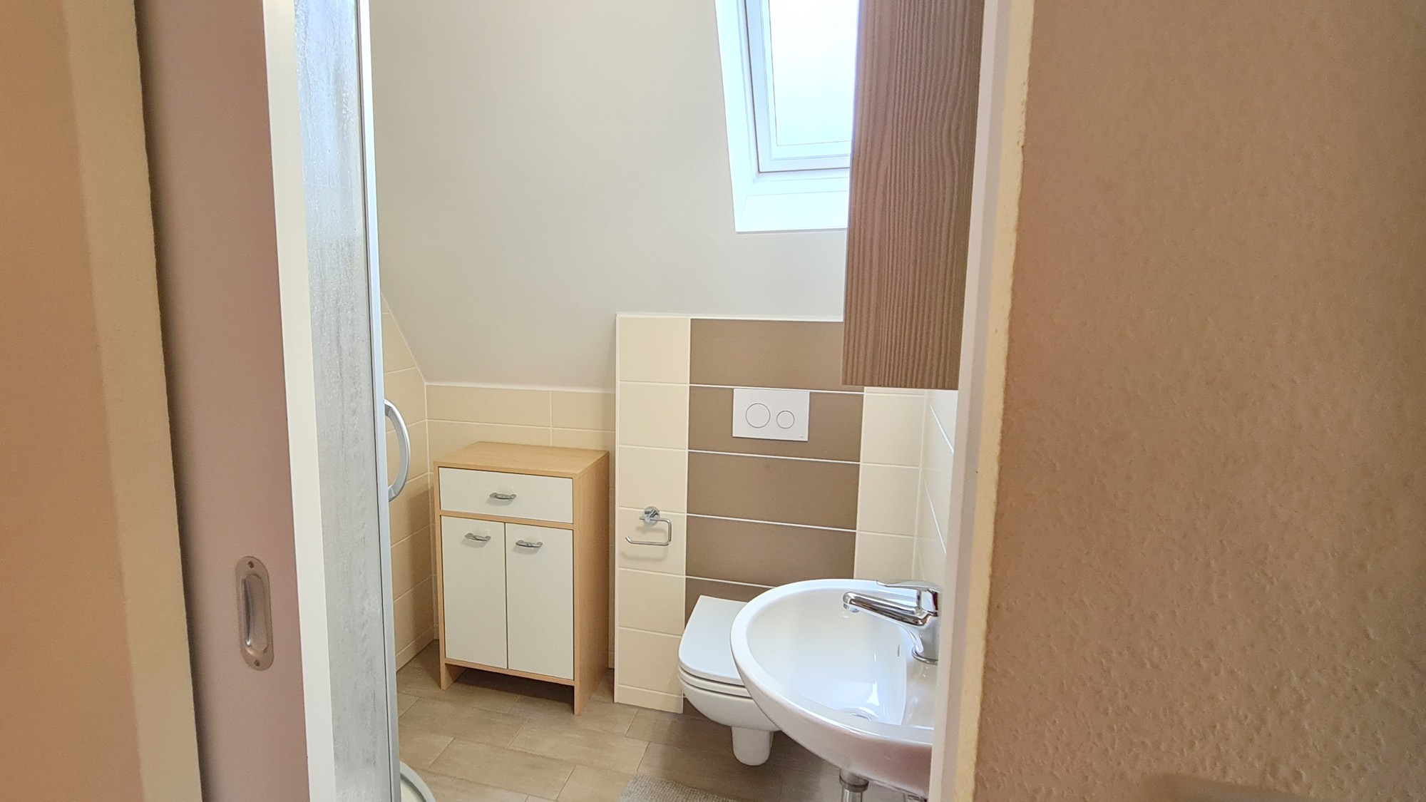 sind großzügig verteilt auf 2 Geschosse. sind großzügig verteilt auf 2 Geschosse.