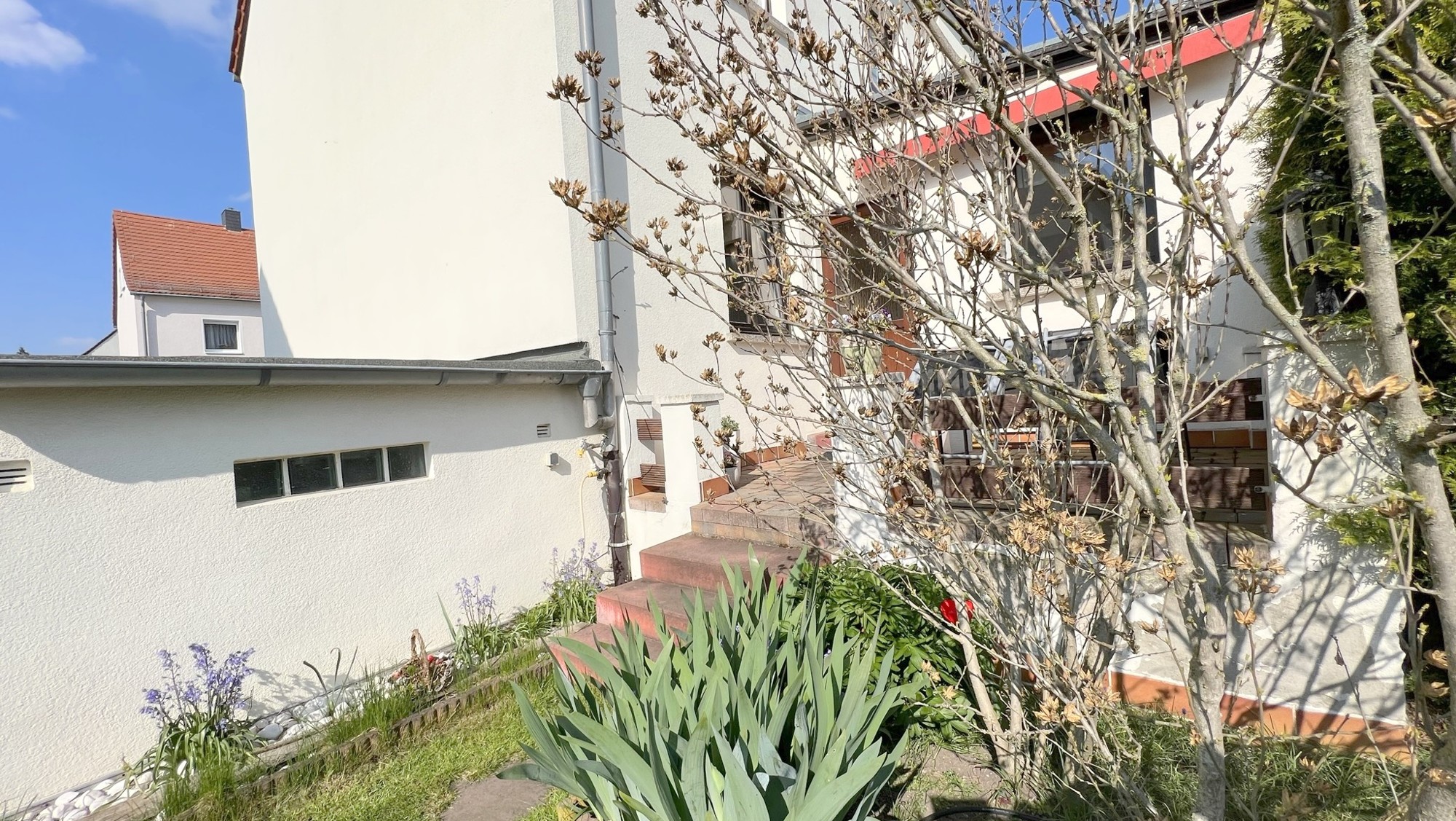 in massiver Bauweise aus Ziegelsteinen errichtet. in massiver Bauweise aus Ziegelsteinen errichtet.