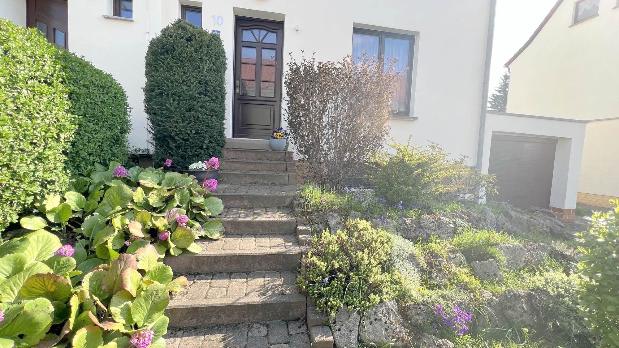 ist eher schlicht und zurückhaltend. ist eher schlicht und zurückhaltend.