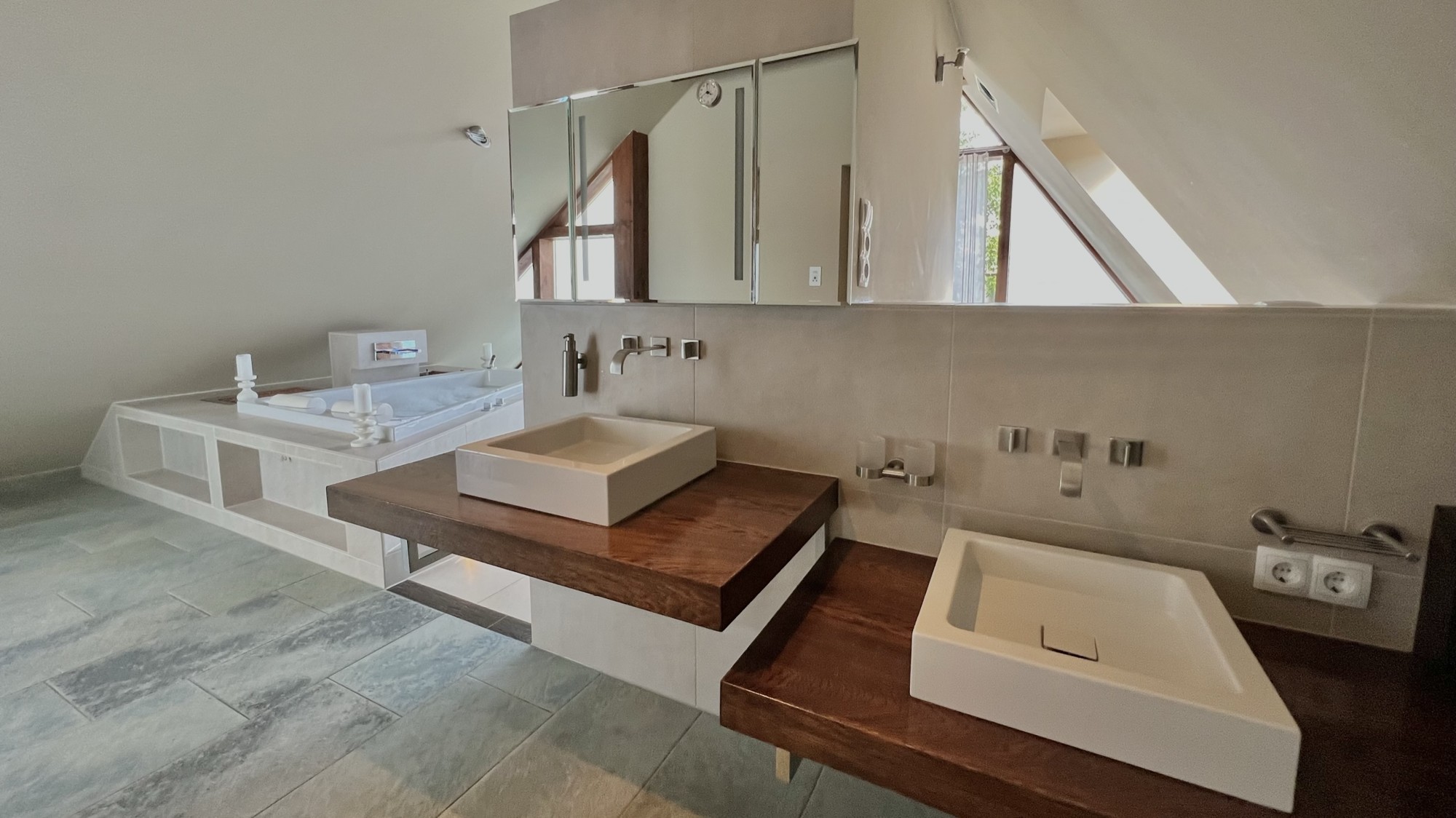 40_nachhause-immobilien__43821_bild Kaufen, Einziehen, Wohnen ... Modernes Haus mit Einliegerwohnung, Sauna und Swimmingpool